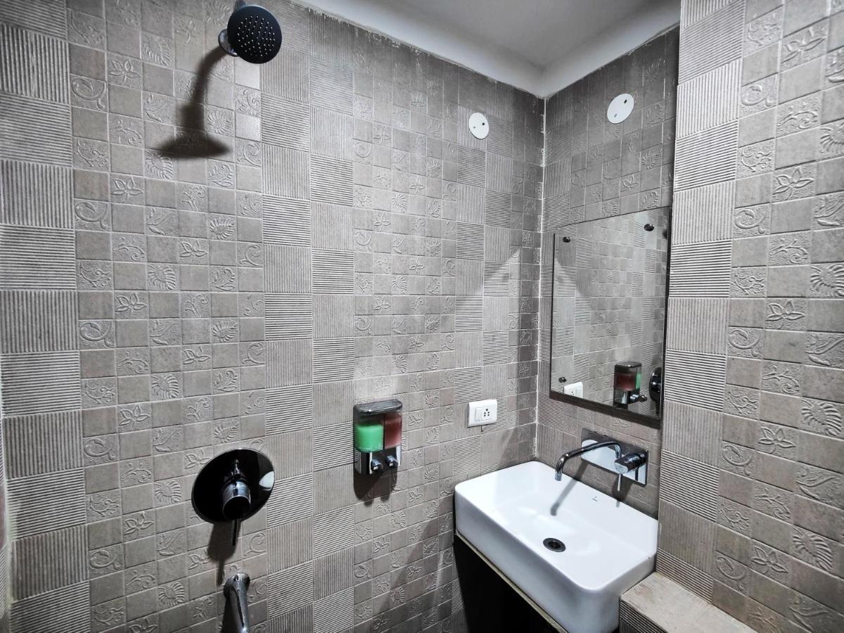 Hotel 21 Next To Chd Railway Station Chandigarh Bagian luar foto